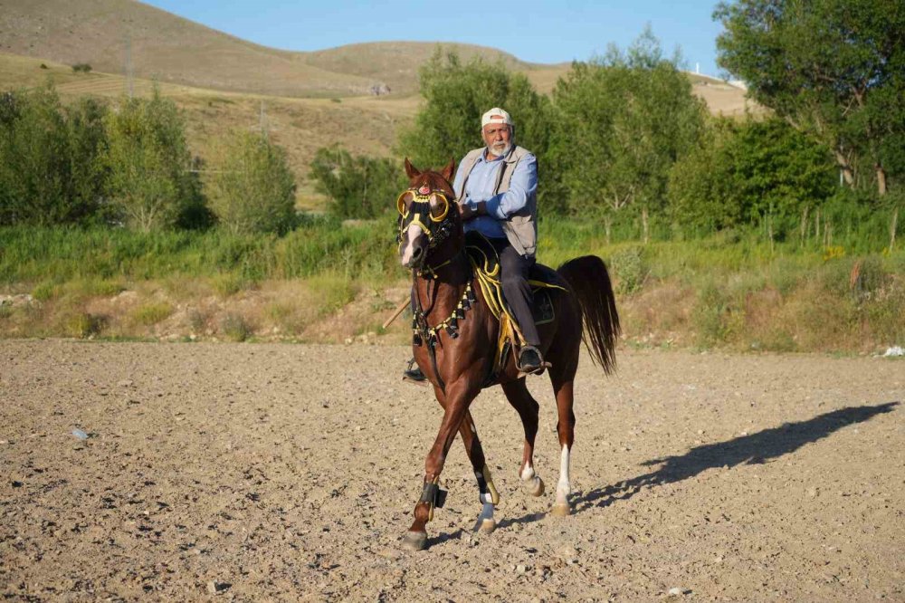 50 Yıllık Cirit Sevdasını Üçüncü Kuşakta Yaşatıyor: 71 Yaşındaki Usta Ciritçi Ata Sporu Ciridi Çocuklarına Ve Torunlarına Aktarıyor