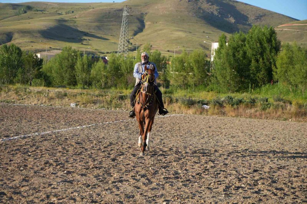 50 Yıllık Cirit Sevdasını Üçüncü Kuşakta Yaşatıyor: 71 Yaşındaki Usta Ciritçi Ata Sporu Ciridi Çocuklarına Ve Torunlarına Aktarıyor