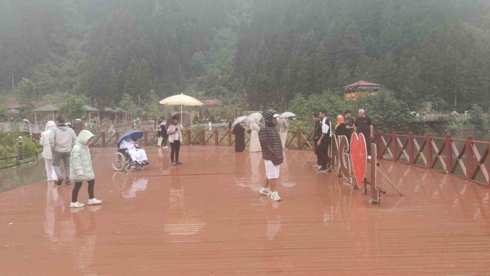 Sıcak Hava Türkiye’yi Kavururken, Uzungöl Serinliğiyle Nefes Aldırıyor