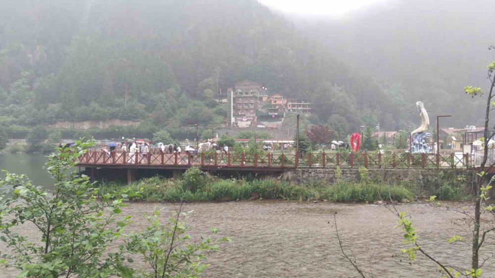 Sıcak Hava Türkiye’yi Kavururken, Uzungöl Serinliğiyle Nefes Aldırıyor