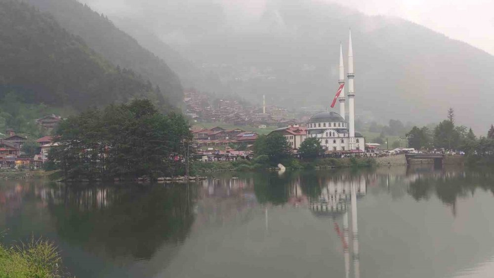 Sıcak Hava Türkiye’yi Kavururken, Uzungöl Serinliğiyle Nefes Aldırıyor