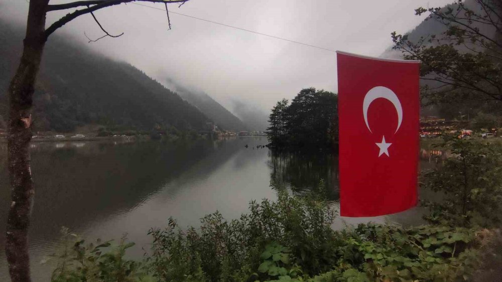 Sıcak Hava Türkiye’yi Kavururken, Uzungöl Serinliğiyle Nefes Aldırıyor