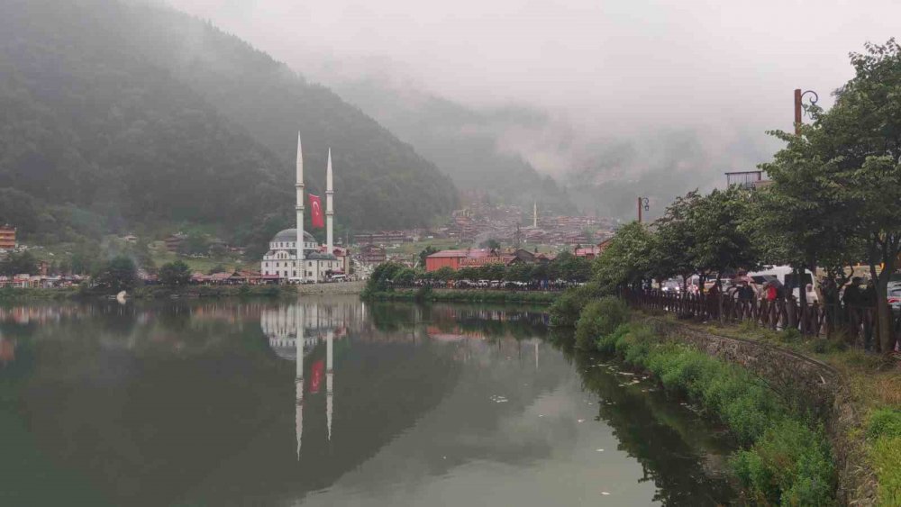 Sıcak Hava Türkiye’yi Kavururken, Uzungöl Serinliğiyle Nefes Aldırıyor