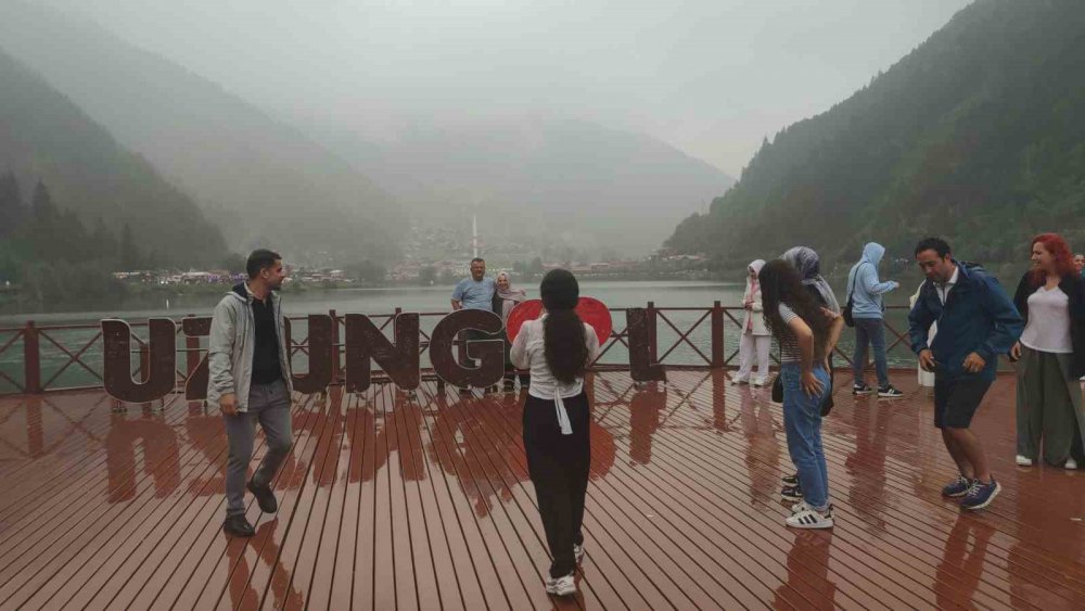 Sıcak Hava Türkiye’yi Kavururken, Uzungöl Serinliğiyle Nefes Aldırıyor