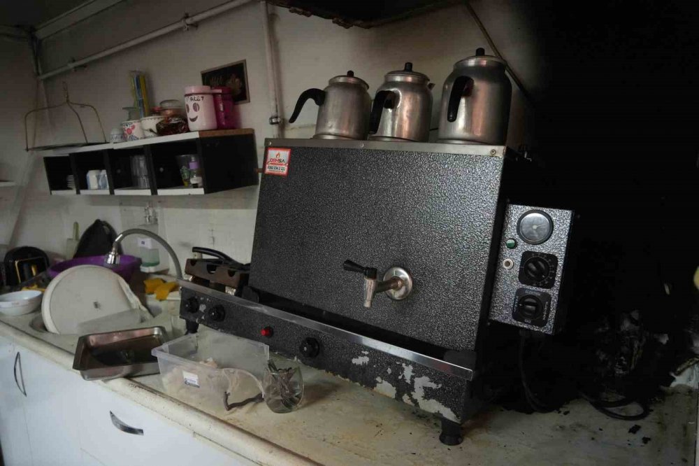 Tekstil Mağazasındaki Yangın, Faciaya Dönüşmeden Söndürüldü