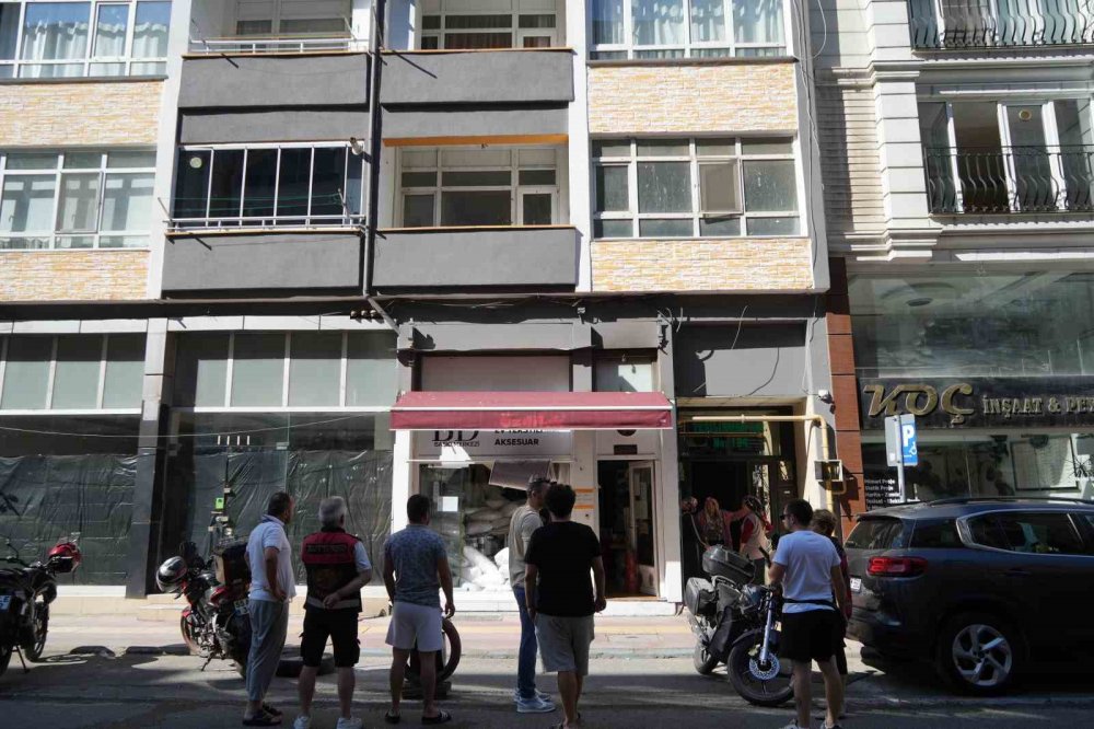 Tekstil Mağazasındaki Yangın, Faciaya Dönüşmeden Söndürüldü