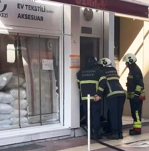 Tekstil Mağazasındaki Yangın, Faciaya Dönüşmeden Söndürüldü
