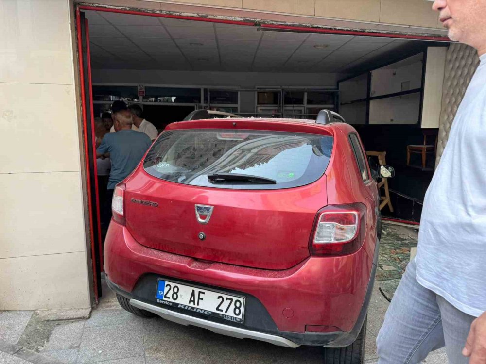 Giresun’da Otomobil Dükkana Girdi: 1 Yaralı