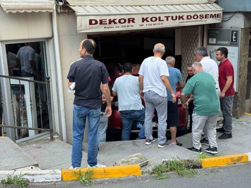 Giresun’da Otomobil Dükkana Girdi: 1 Yaralı
