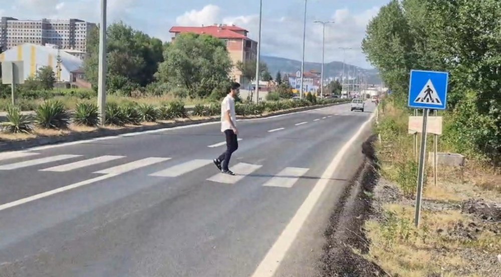 Yaya Geçidi Var Ama Yayanın Geçebileceği Yol Yok