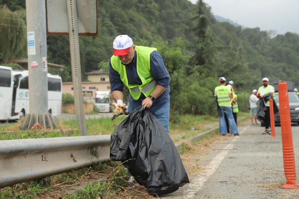 Karadeniz Sahil Yolu Kenarına Tırlardan Atılan Çöpleri Gönüllü Olarak Temizlediler