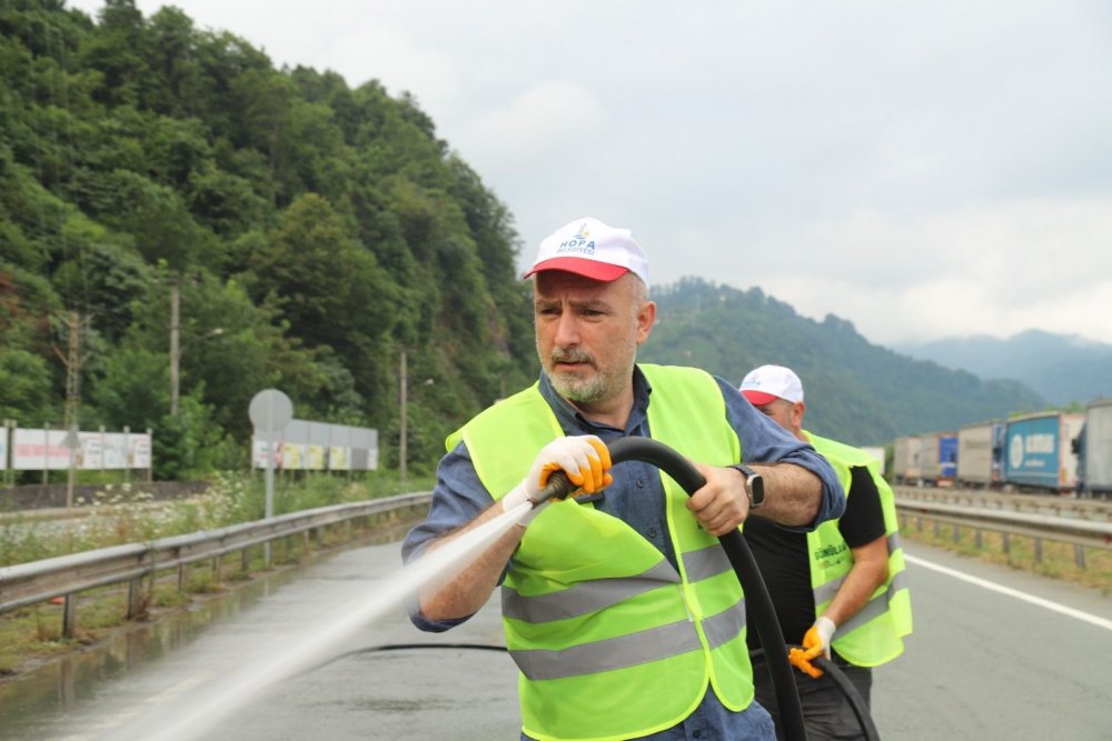 Karadeniz Sahil Yolu Kenarına Tırlardan Atılan Çöpleri Gönüllü Olarak Temizlediler