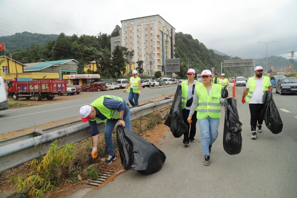 Karadeniz Sahil Yolu Kenarına Tırlardan Atılan Çöpleri Gönüllü Olarak Temizlediler