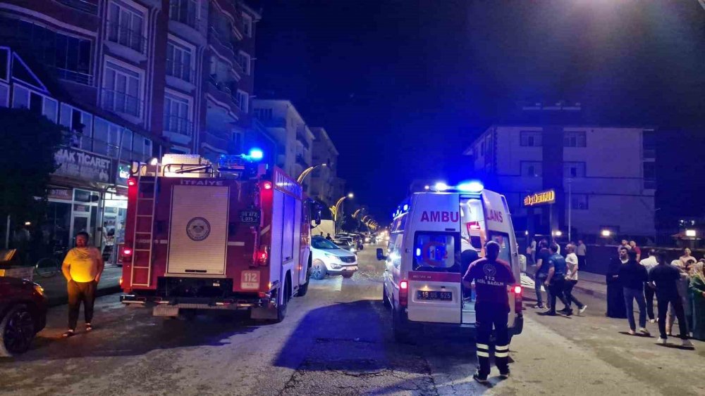 Otomobil, Yaya Geçidinde Duran Araca Böyle Çarptı: 2 Yaralı