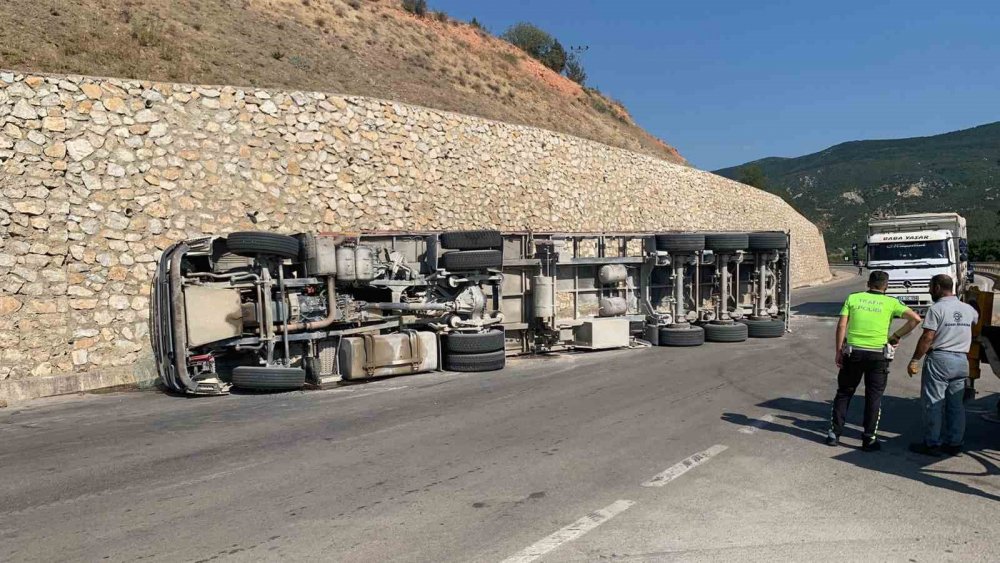 Mermer Blok Yüklü Tır Yola Devrildi: 1 Yaralı