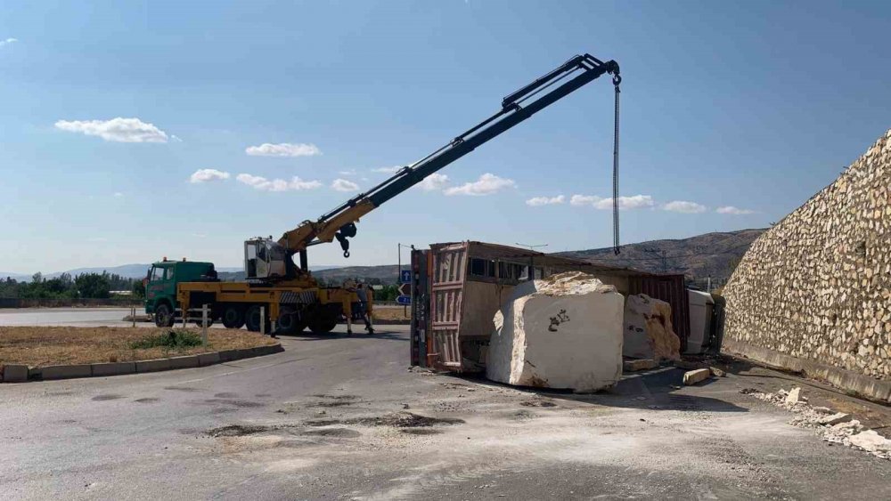 Mermer Blok Yüklü Tır Yola Devrildi: 1 Yaralı