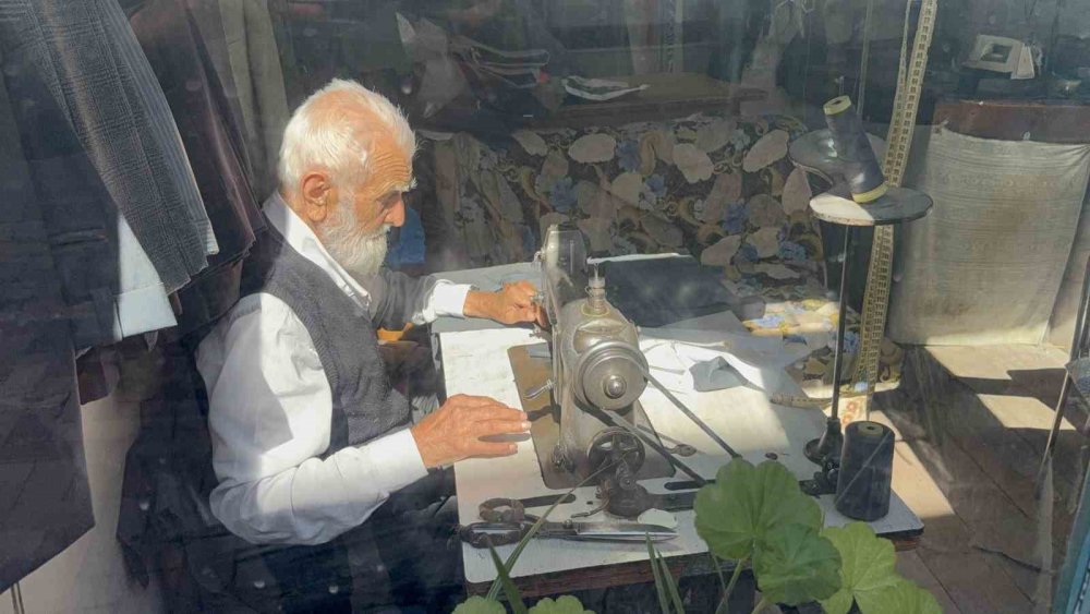 Takat'ta 75 Yıllık Terzi Gözlüksüz Dikiş Yapıyor