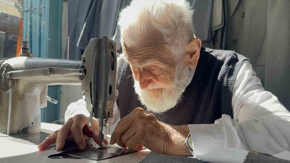 Takat'ta 75 Yıllık Terzi Gözlüksüz Dikiş Yapıyor