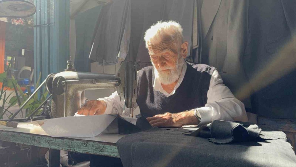 Takat'ta 75 Yıllık Terzi Gözlüksüz Dikiş Yapıyor