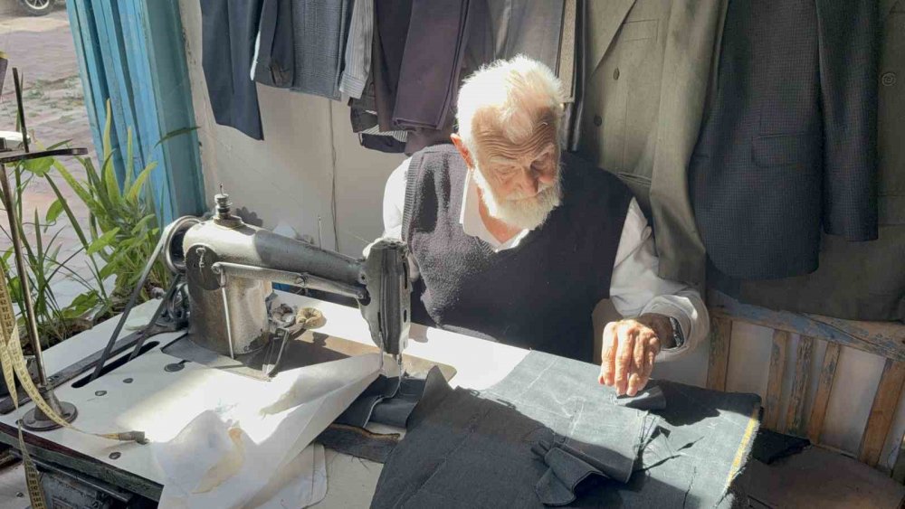 Takat'ta 75 Yıllık Terzi Gözlüksüz Dikiş Yapıyor