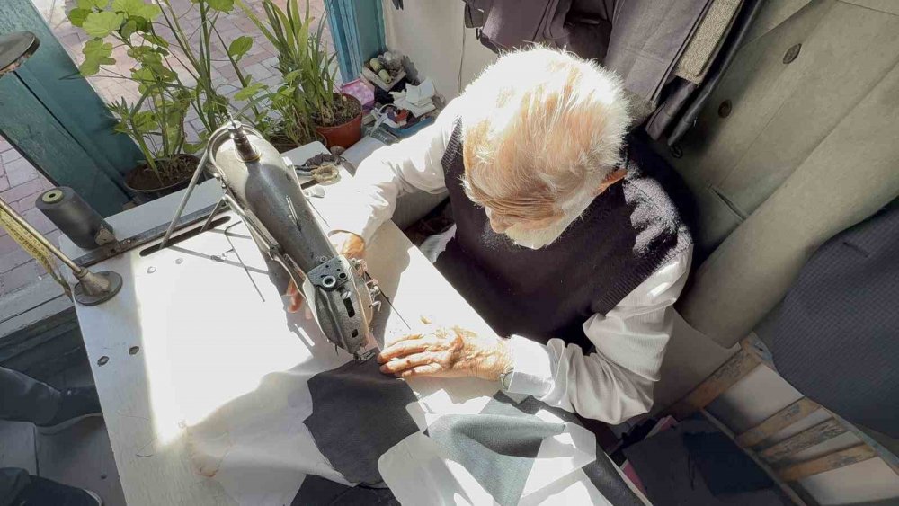 Takat'ta 75 Yıllık Terzi Gözlüksüz Dikiş Yapıyor
