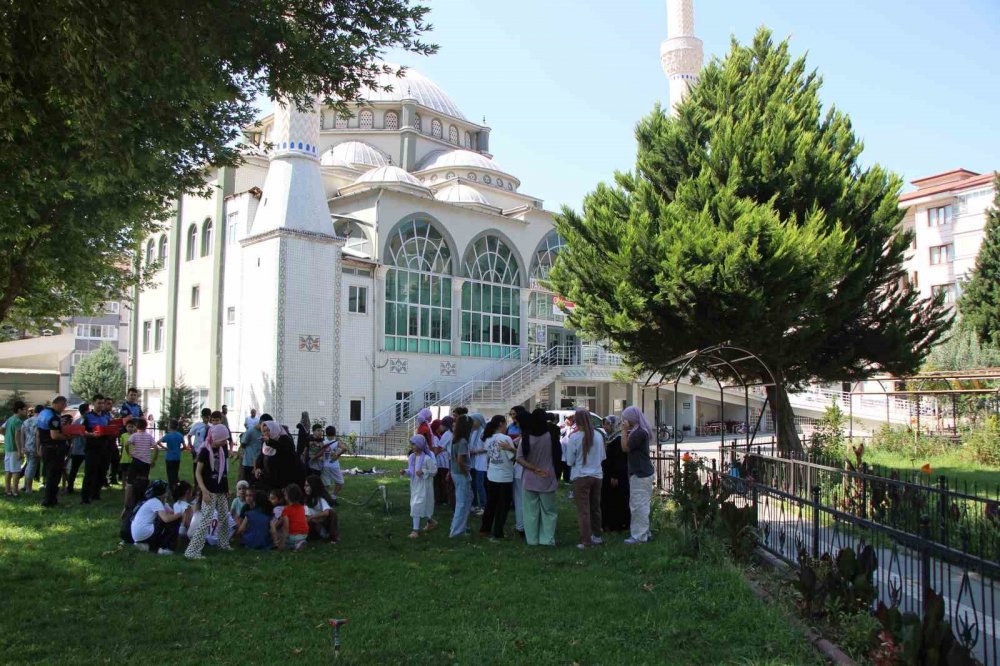 Amasya Polisinden Kur’an Kursunda Eğitim Gören Çocuklara Pasta Sürprizi