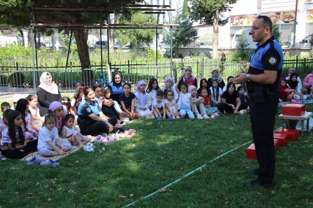 Amasya Polisinden Kur’an Kursunda Eğitim Gören Çocuklara Pasta Sürprizi