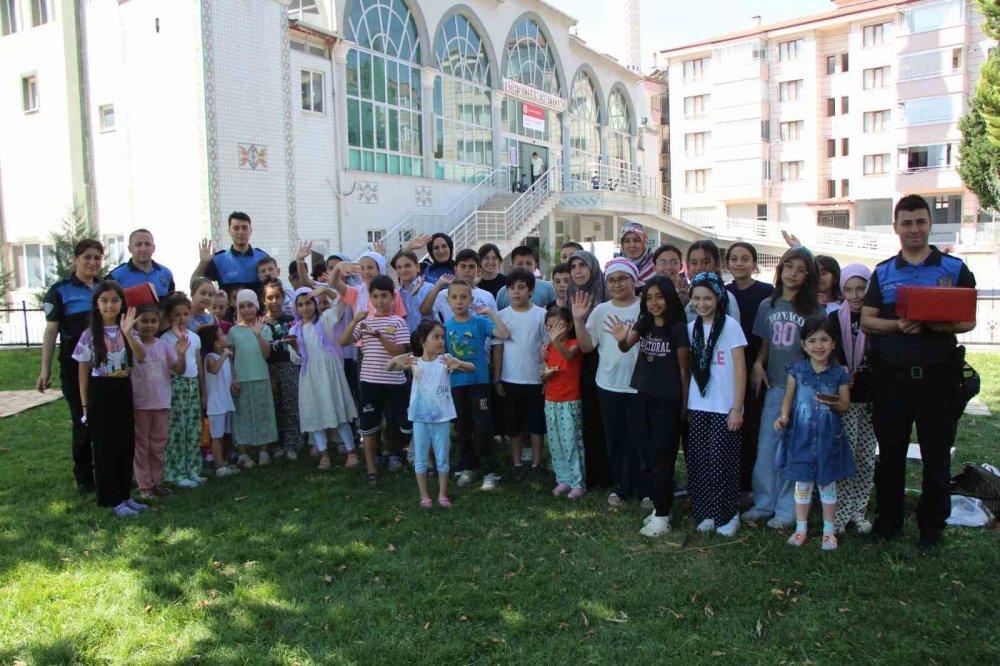 Amasya Polisinden Kur’an Kursunda Eğitim Gören Çocuklara Pasta Sürprizi