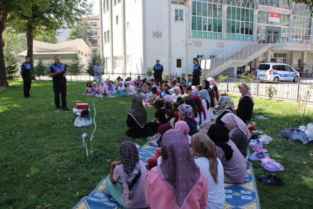 Amasya Polisinden Kur’an Kursunda Eğitim Gören Çocuklara Pasta Sürprizi