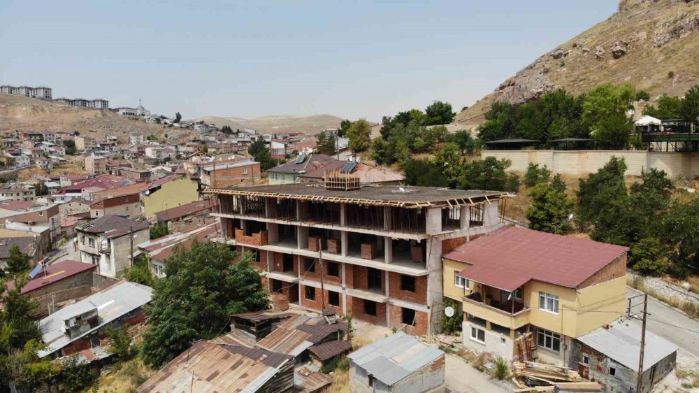 Tarihi Bayburt Kalesi’nin Önünde Yükselen Binaya Sert Tepki: "bayburt’ta İmar Terörü Var"