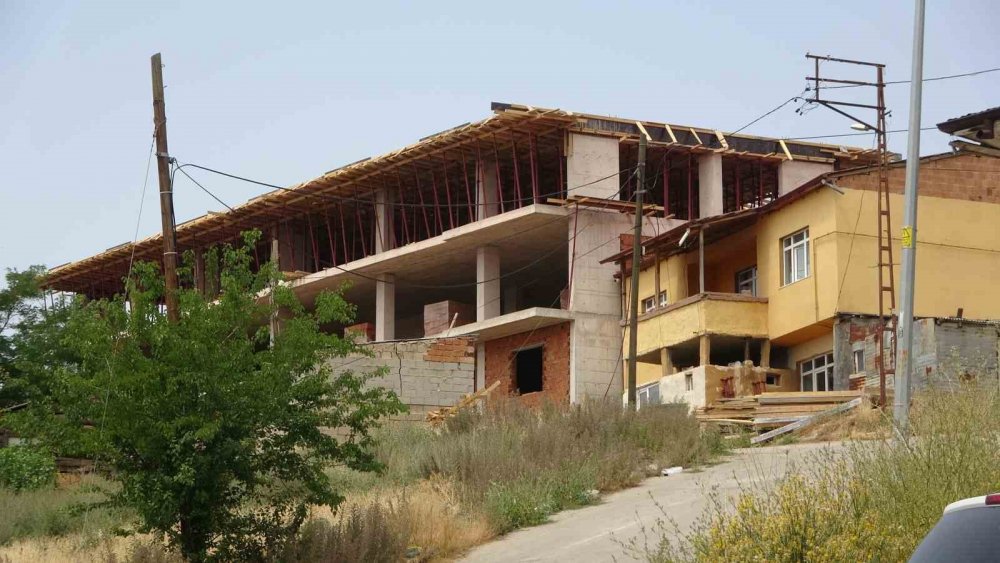 Tarihi Bayburt Kalesi’nin Önünde Yükselen Binaya Sert Tepki: "bayburt’ta İmar Terörü Var"