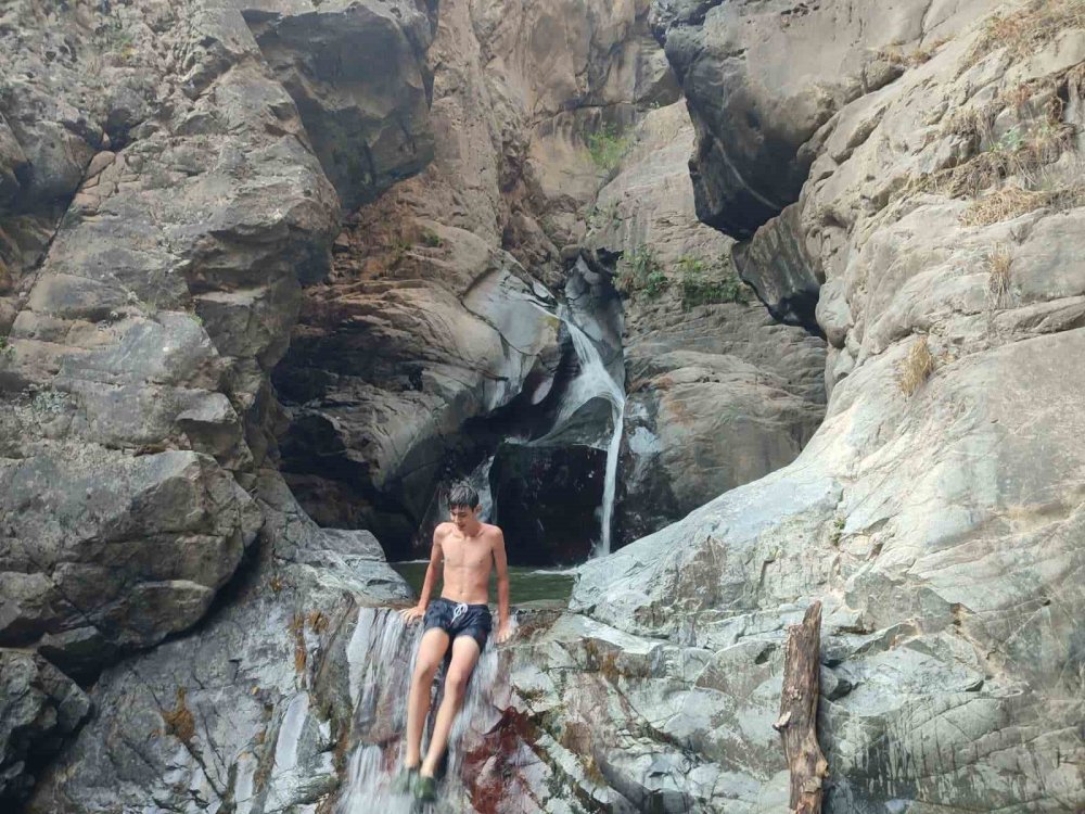 Yusufeli’nde Sıcak Havadan Bunalan Gençler ’ayı Hamamı’nda Serinliyor