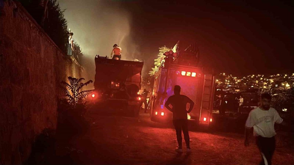 Tosya’da Alevlere Teslim Olan 3 Ev Kullanılmaz Hale Geldi