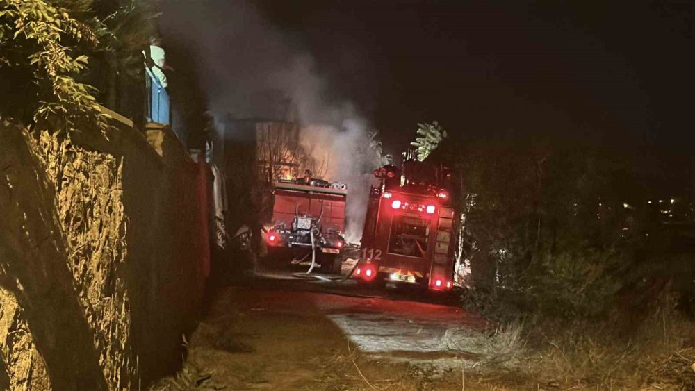 Tosya’da Alevlere Teslim Olan 3 Ev Kullanılmaz Hale Geldi