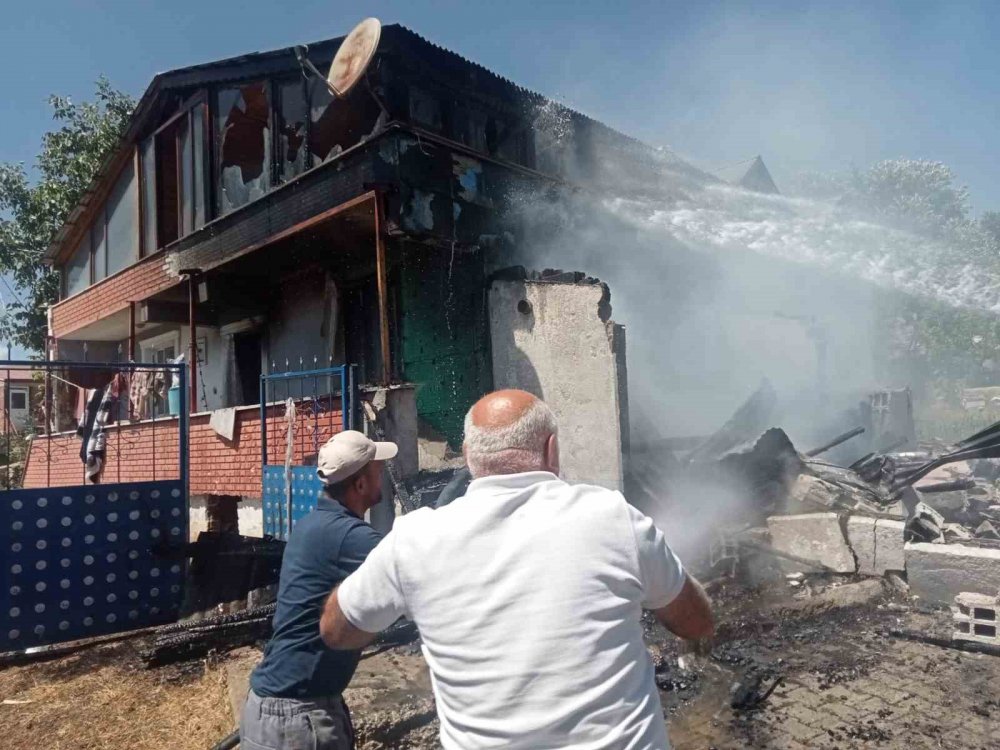 Gümüşhane’de 2 Katlı Evde Çıkan Yangın Paniğe Neden Oldu