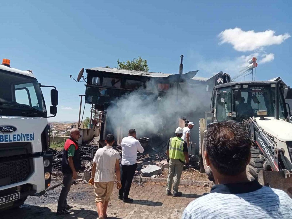 Gümüşhane’de 2 Katlı Evde Çıkan Yangın Paniğe Neden Oldu