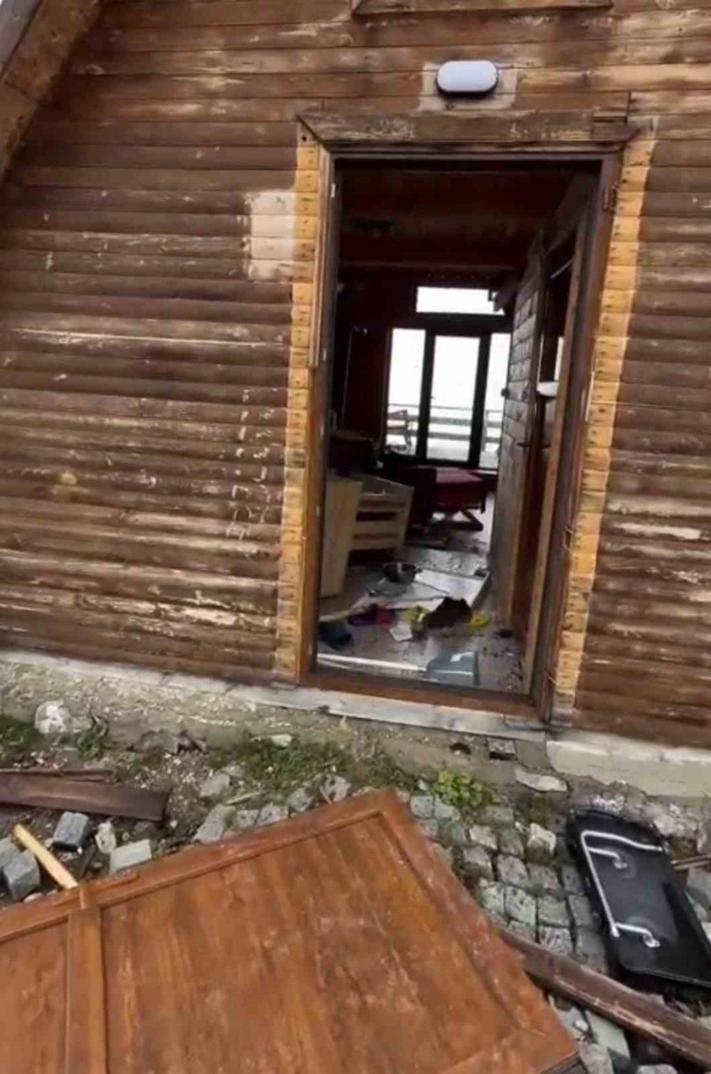 Rize’de Aç Kalan Ayılar Bungalovlara Girdi