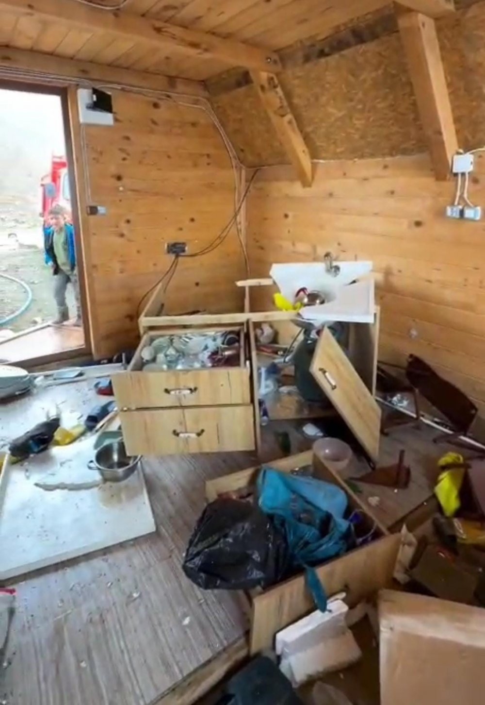 Rize’de Aç Kalan Ayılar Bungalovlara Girdi