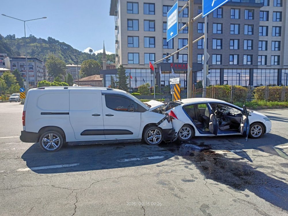 Rize’nin Fındıklı İlçesinde Trafik Kazası: 1 Ölü, 5 Yaralı