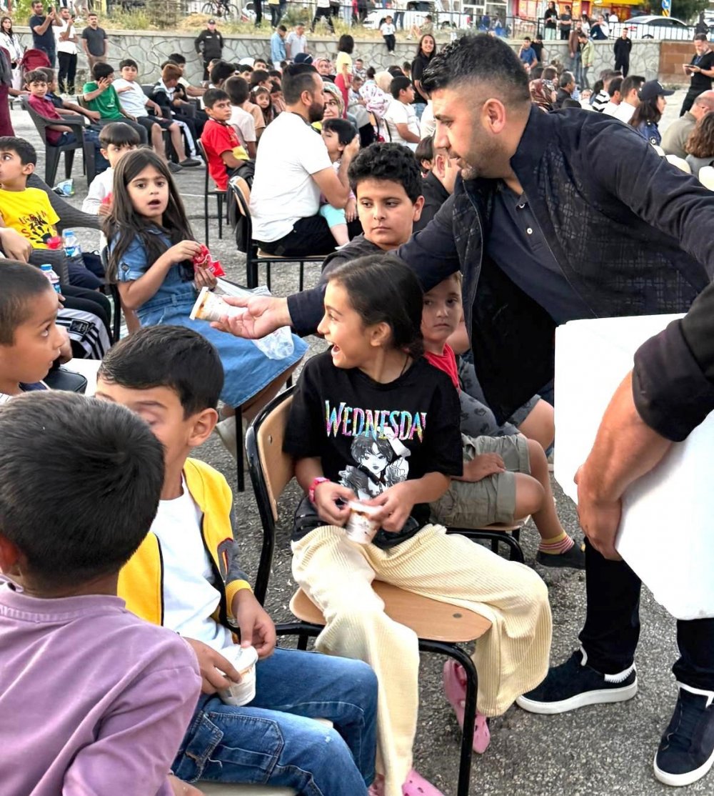 Hayırsever İş İnsanı Kaya’da 3 Bin Çocuğa Pamuk Şekeri İkramı