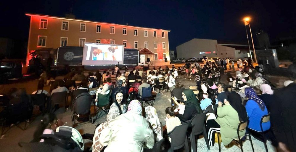 Hayırsever İş İnsanı Kaya’da 3 Bin Çocuğa Pamuk Şekeri İkramı