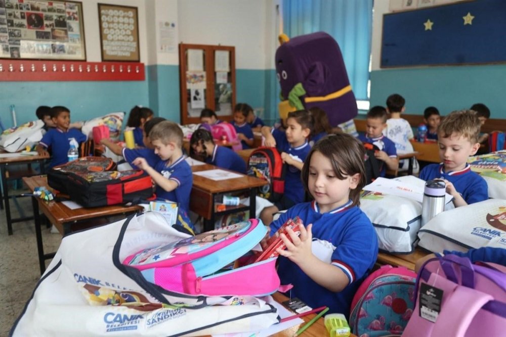 Bu İlçede Öğrencilerin Çanta Ve Kırtasiye Setinin Hepsi Belediyeden
