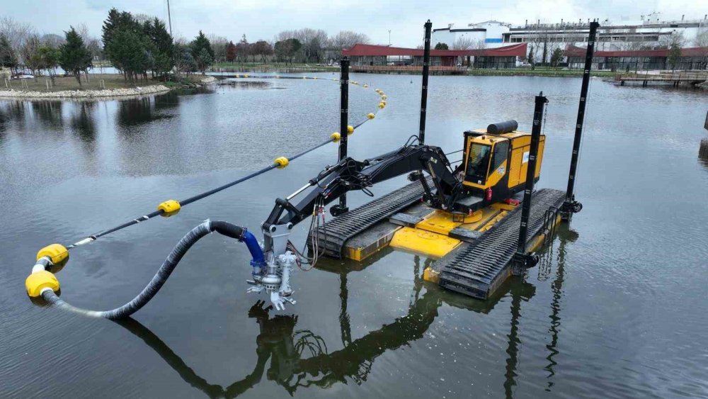 Kalp Şeklindeki Gölden 20 Bin Ton Çamur Çıkarıldı