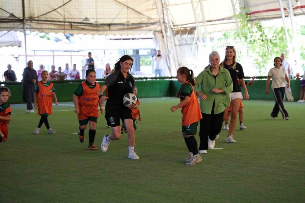 Kadın Futboluna Tam Destek