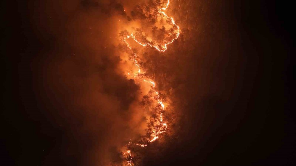 Karabük’te 12 Saattir Devam Eden Orman Yangını Böyle Görüntülendi