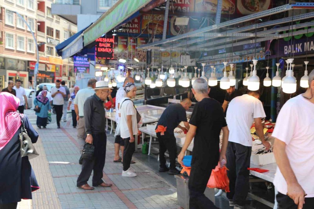 Av sezonunun ilk günü palamut çıkmadı, tezgahlar istavrit ile doldu