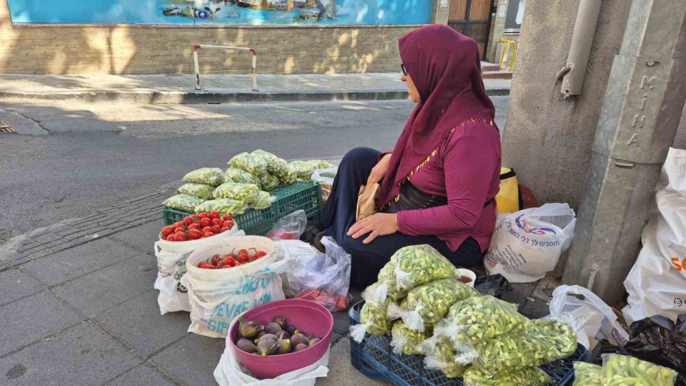 Fedakar Kadınlar: Sokakta Bamya Satarak Aile Bütçesine Destek Oluyorlar