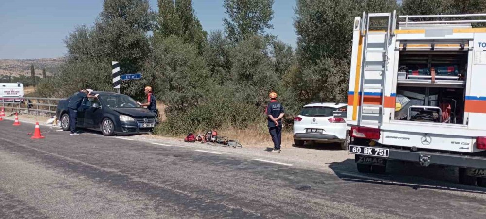 Tokat’ta Otomobil Bariyerlere Çarptı: 1 Ölü, 2 Yaralı