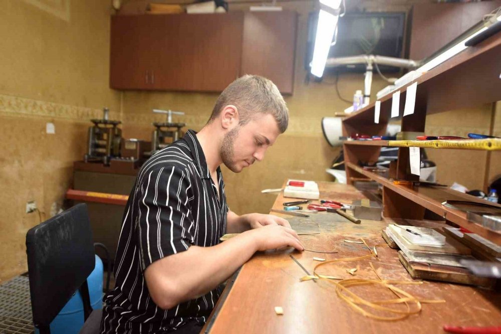 Trabzon’da 16 Yaşındaki Hasır İşlemecisi Metehan Arslan Yılın Kalfası Seçildi