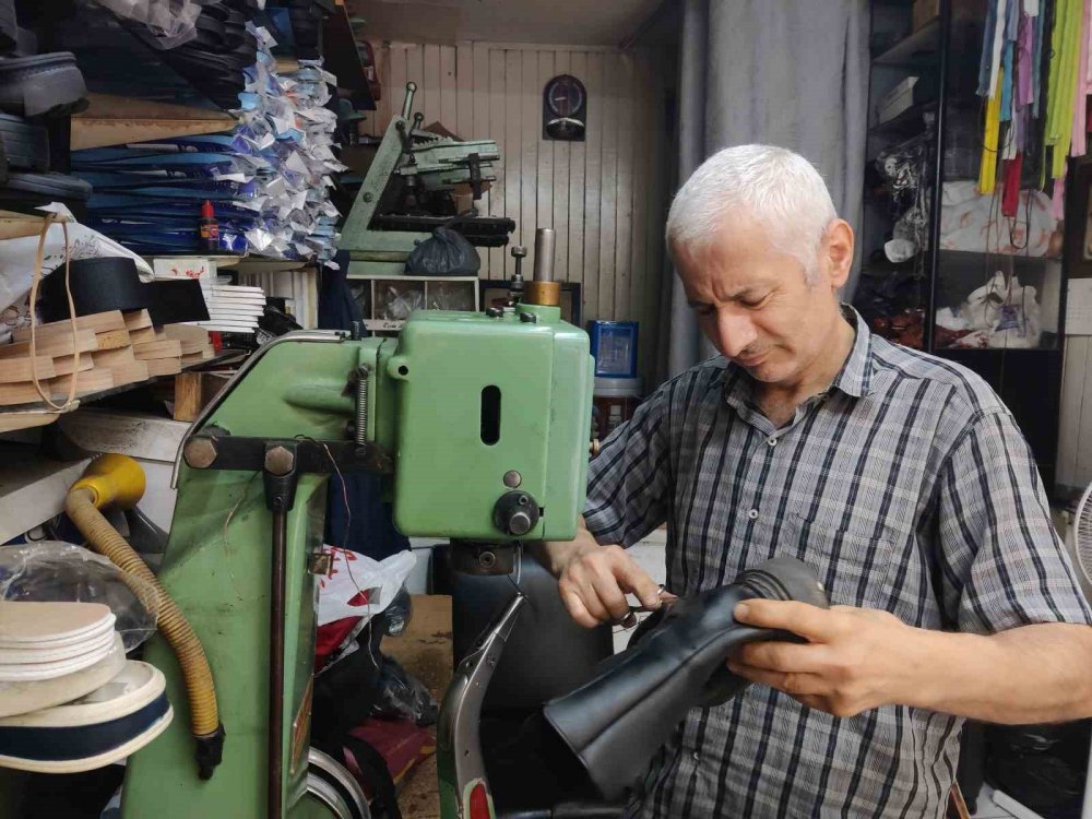 Rizeli 35 Yıllık Ayakkabı Tamircisi Mesleklerin Geleceğine Dikkat Çekti